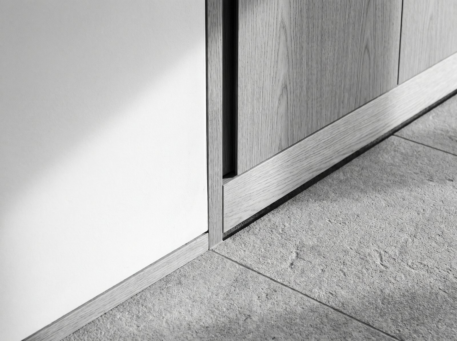 Präziser Anschluss von Wand, Einbau und Steinboden