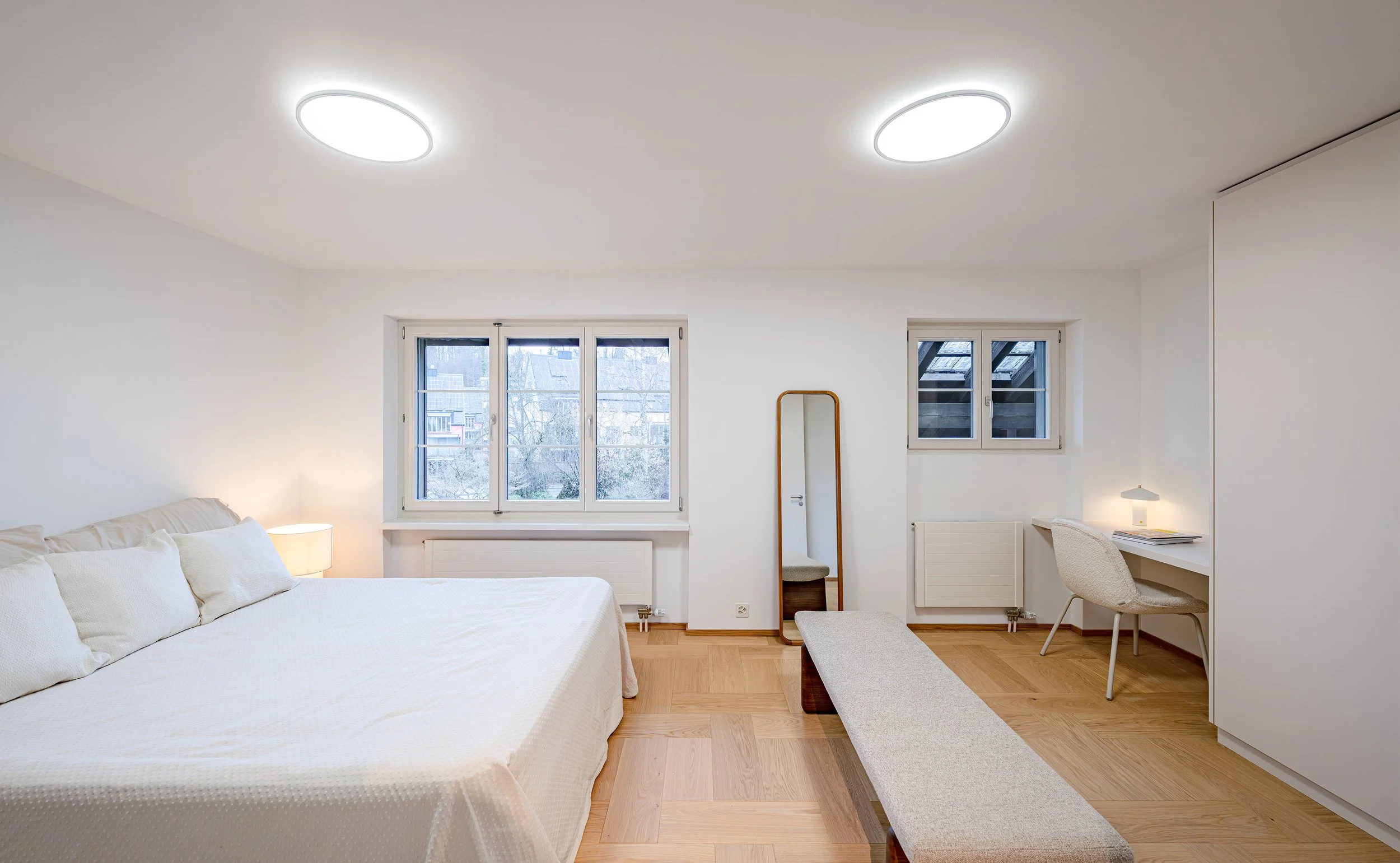 Wohnraum mit skulpturaler Wendeltreppe, tre livelli, Stäfa